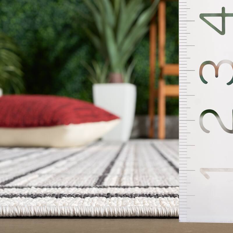 SAFAVIEH Veranda Tiziana Washable Indoor/Outdoor Rug - Weather Resistant & Easy Cleaning