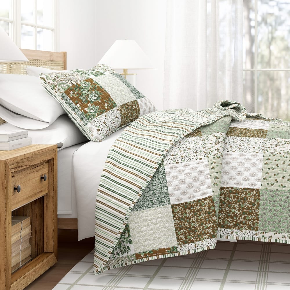 Linery & Co. All Season 3 Piece Floral Stitched Quilt Set with Shams