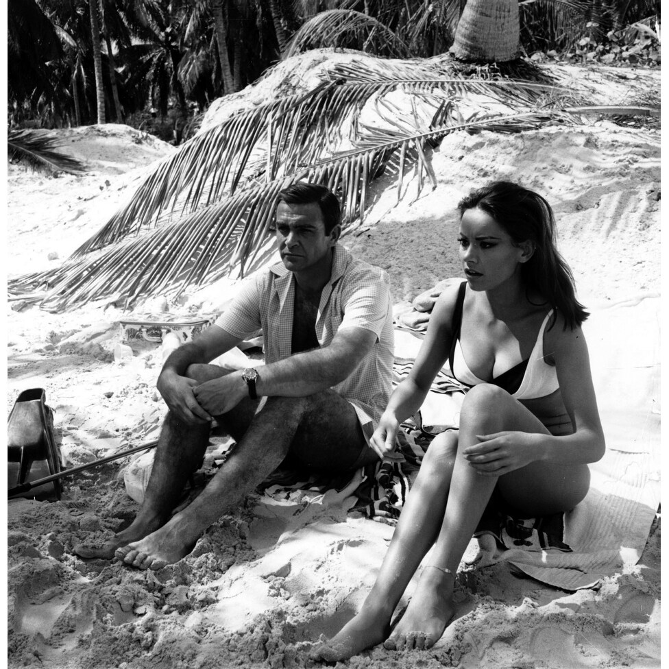 SEAN CONNERY & CLAUDINE AUGER DURING FILMING OF "THUNDERBALL" 8X10 PHOTO SP483 