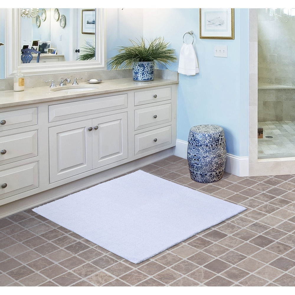 https://ak1.ostkcdn.com/images/products/is/images/direct/f08673251a7adbade6f7af31589c4519331e60eb/Queen-Cotton-Washable-Bathroom-Rug%2C-or-Set-in-White.jpg