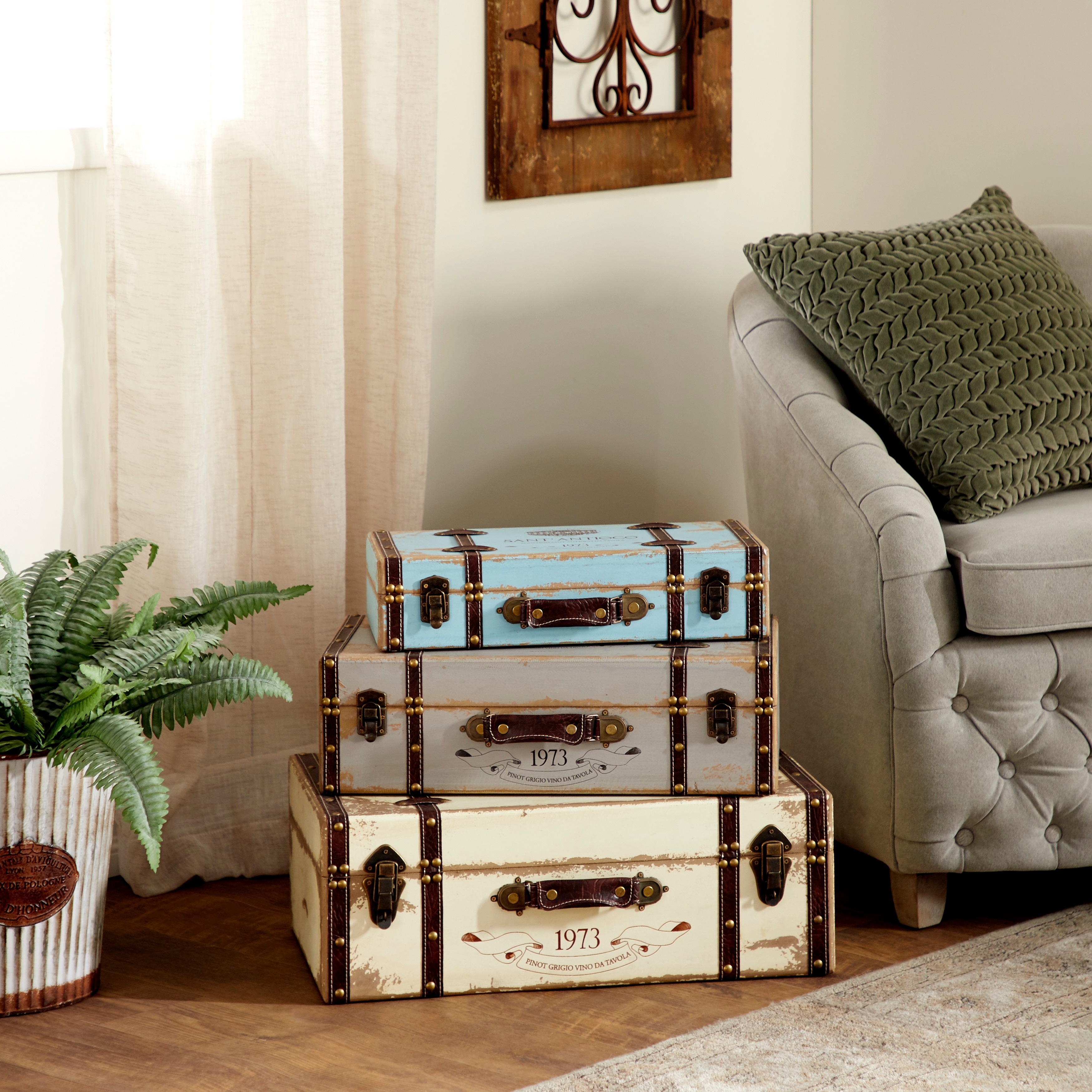 Multi Colored Wooden Nesting Trunk with Vintage Accents and Studs (Set of  3) - On Sale - Bed Bath & Beyond - 12175464