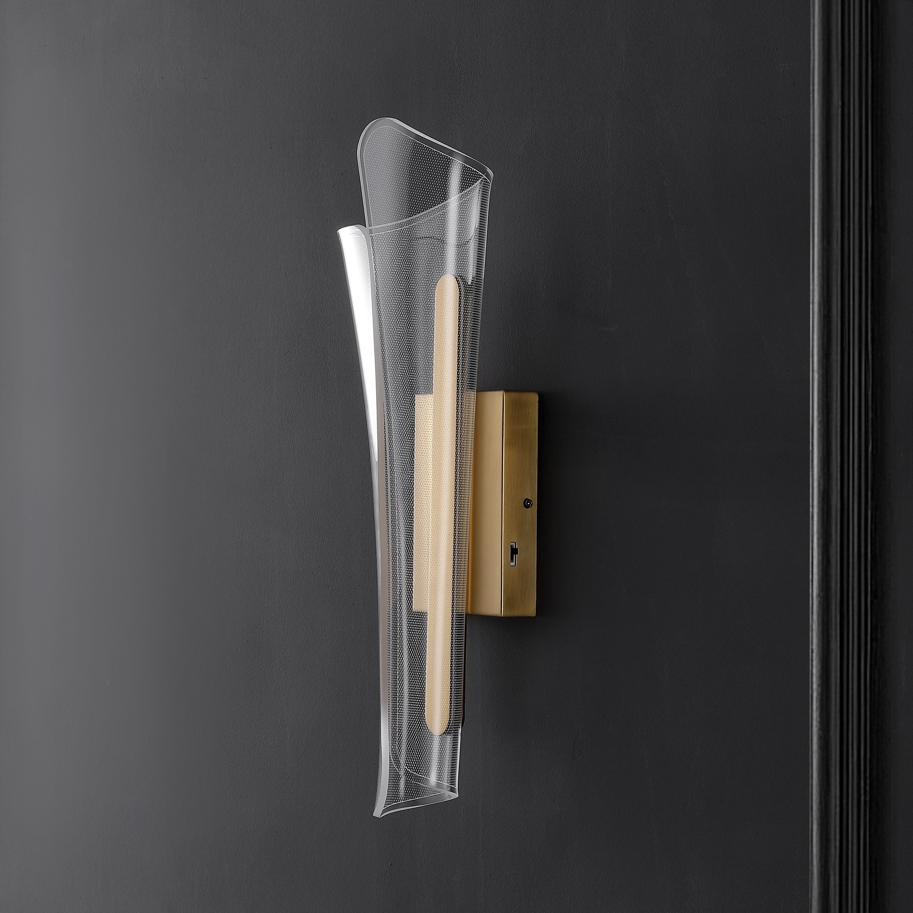 SAFAVIEH Couture Fenric Acrylic 21.5-Inch LED Iron Wall Sconce - 5" W x 7" D x 22" H