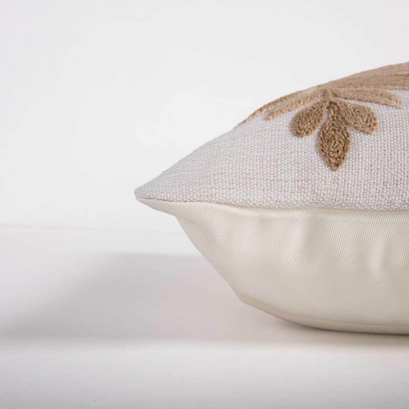 Rizzy Collection Botanical Modern Lumbar Throw Pillow