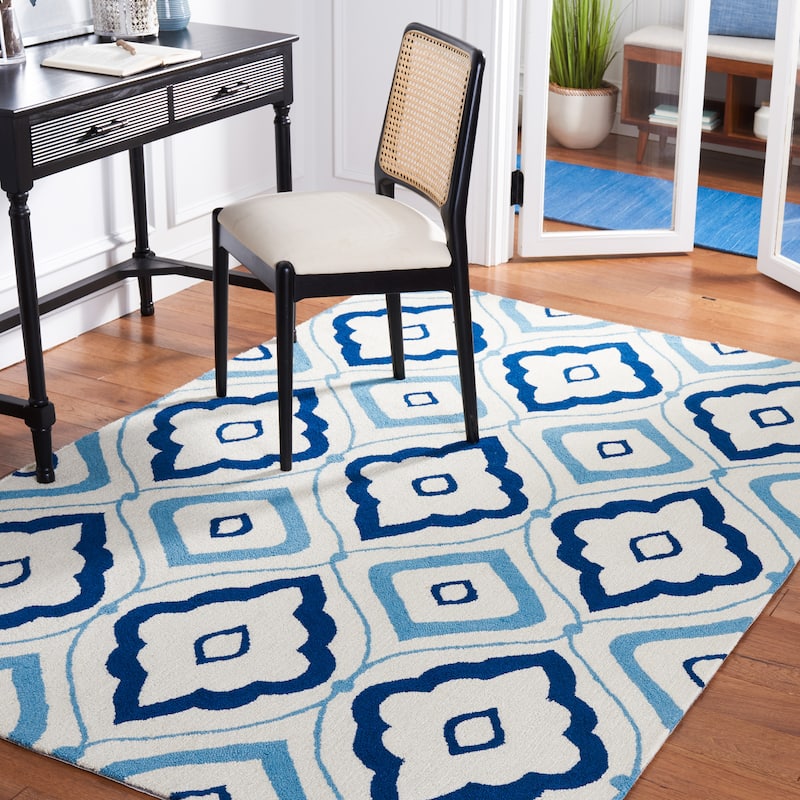 SAFAVIEH Handmade Four Seasons Soumia Floral Rug - 3'6" x 5'6" - Ivory/Navy