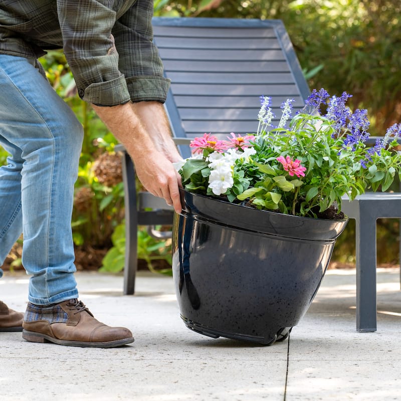Southern Patio Kittredge Resin 17.5-inch Planter with Wheels