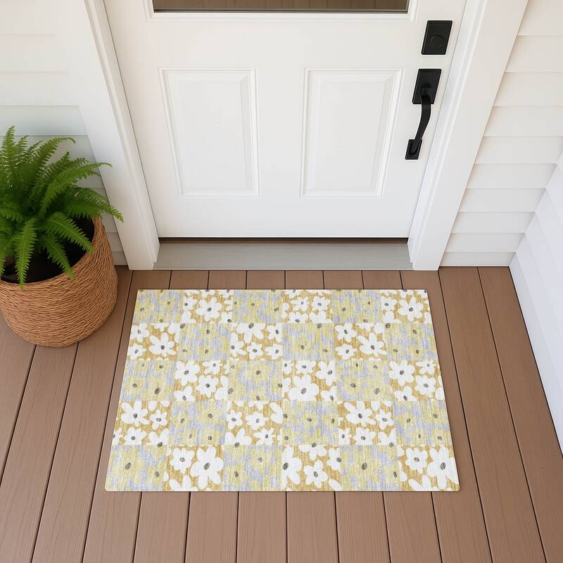 Machine Washable Indoor/ Outdoor Floral Krissy Chantille Rug - Gold - 1'8" x 2'6"