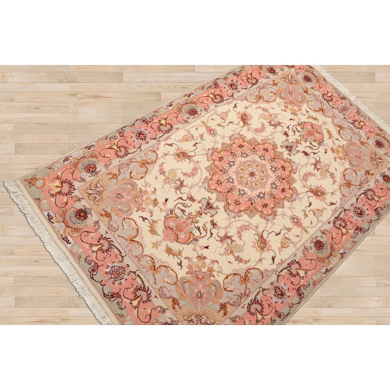 3'5''x5'3'' Hand Knotted Wool Ivory Traditional 300 KPSI Rug - 3' 5'' x 5' 3''