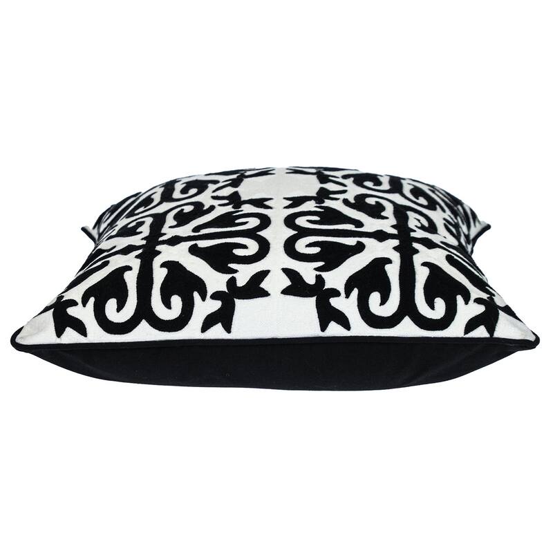 HomeRoots 18" X 18" Black 100% Cotton Geometric Zippered Pillow