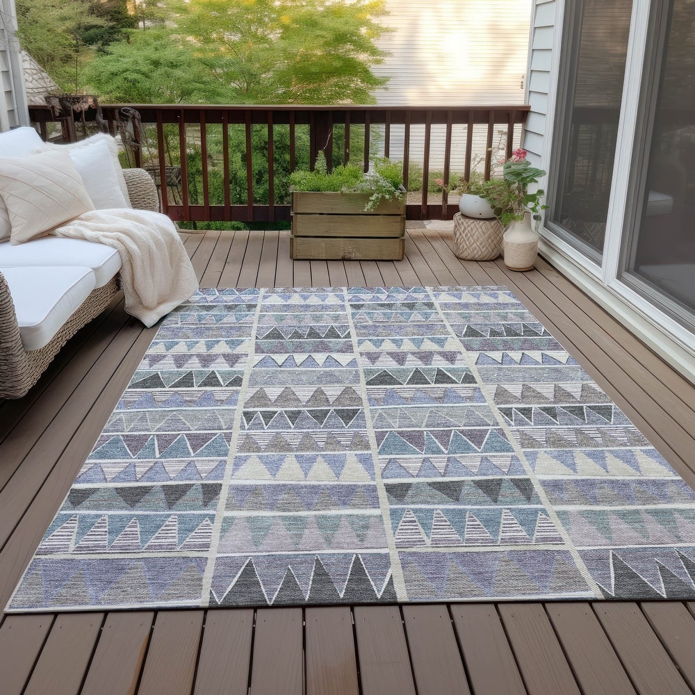 Machine Washable Indoor/Outdoor Casual Pennant Chantille Rug