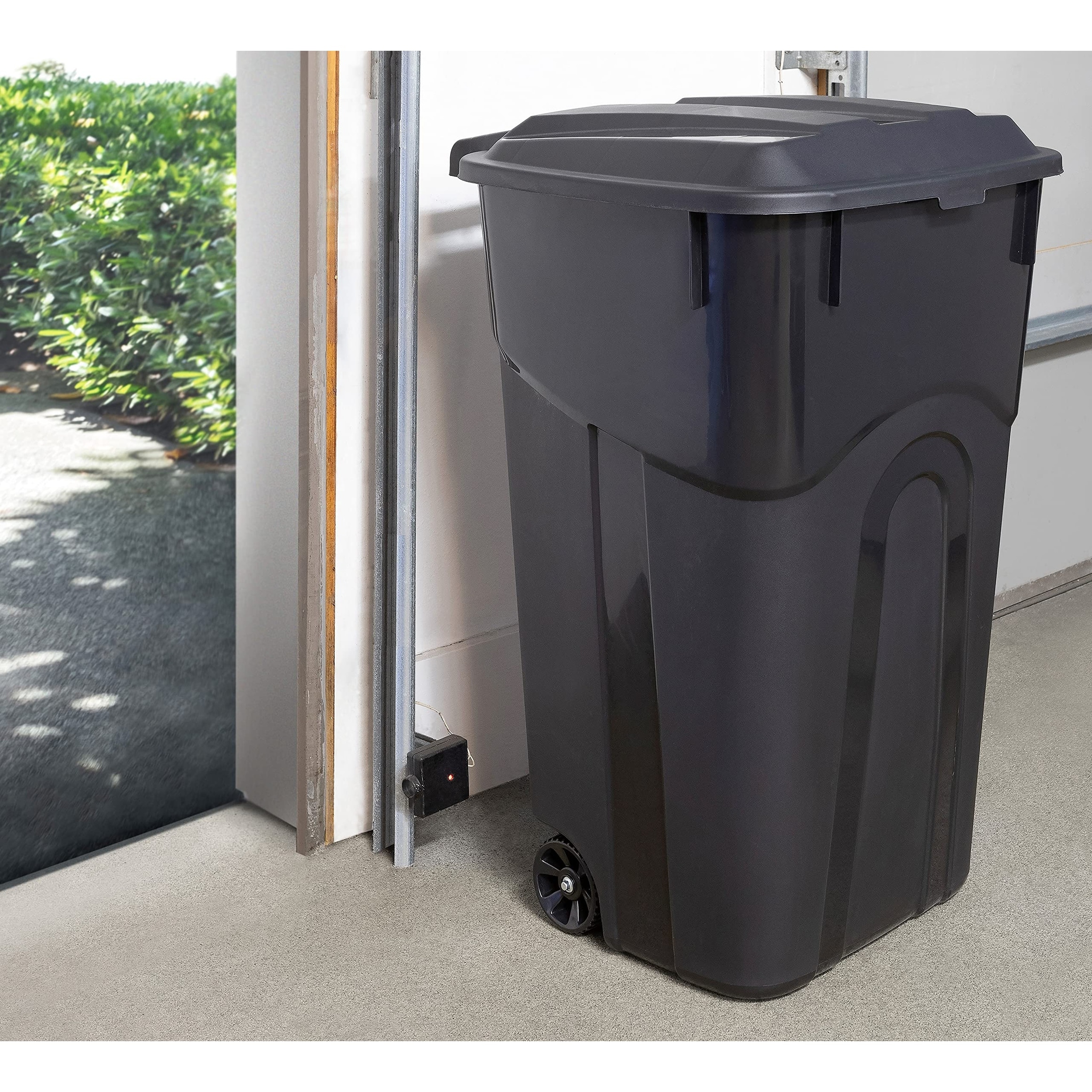 https://ak1.ostkcdn.com/images/products/is/images/direct/f10f177ac8e3c60b182d066881692bee9aed2a23/32-Gallon-Wheeled-Outdoor-Garbage-Can-with-Attached-Snap-Lock-Lid-and-Handles%2C-Perfect-Backyard%2C-Deck%2C-or-Garage-Trash-Can%2C-2pcs.jpg
