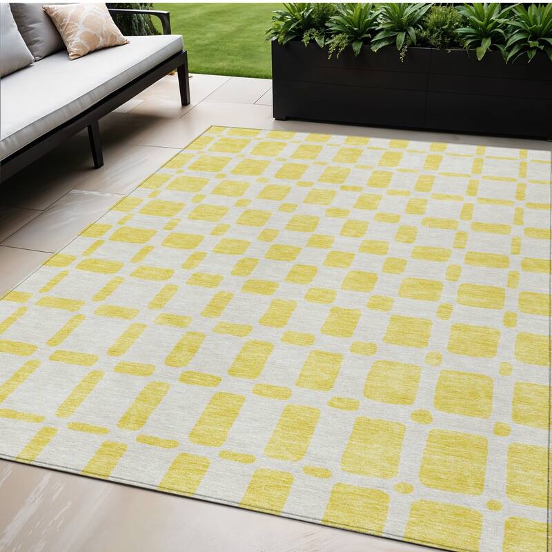HomeRoots Geometric Transitional Rectangle Outdoor Rug - 5' X 8'
