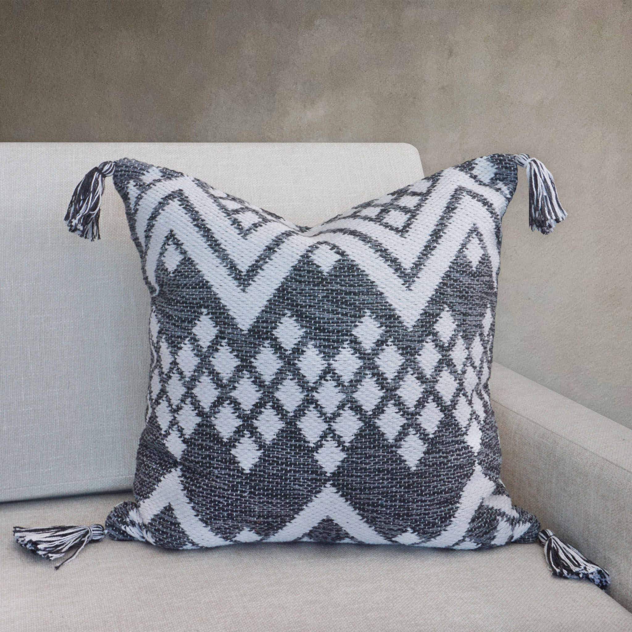 Millihome Remy Indian Hand Tufted Throw Pillow 20