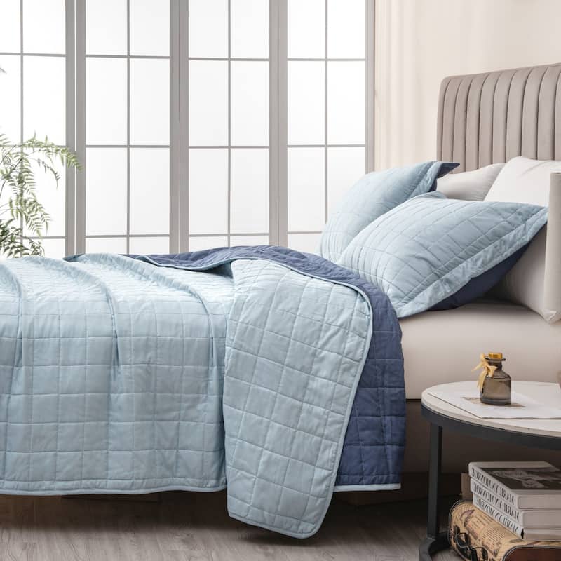 Luxurious Two-Tone Microfiber Quilt Set With Shams