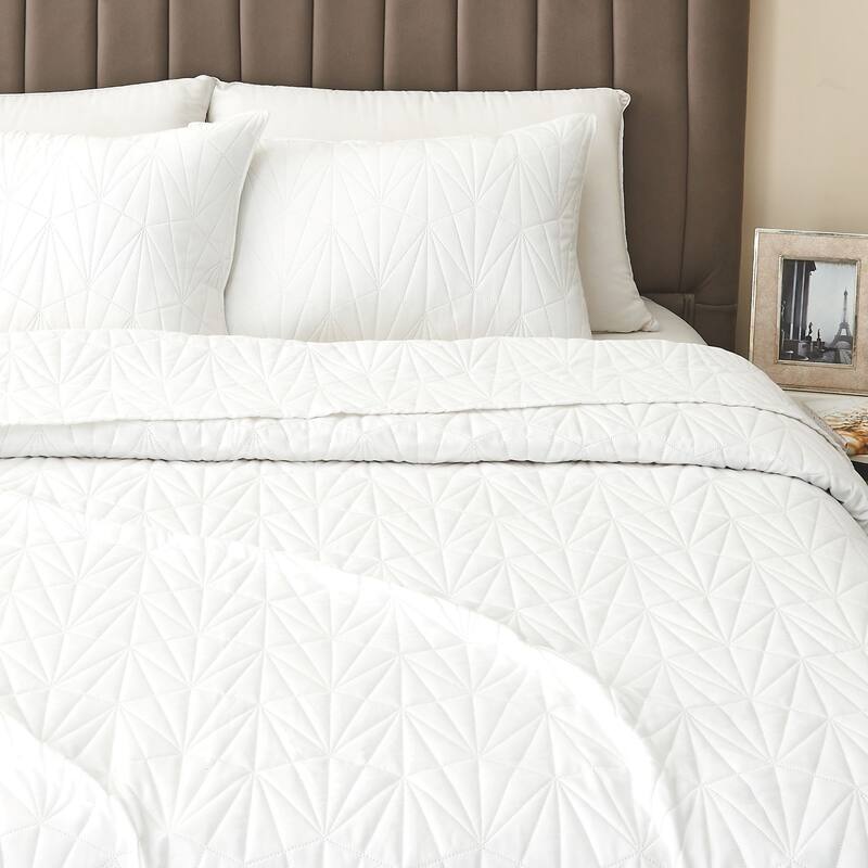 Premium Geometric Pinsonic Microfiber Quilt Set With Shams