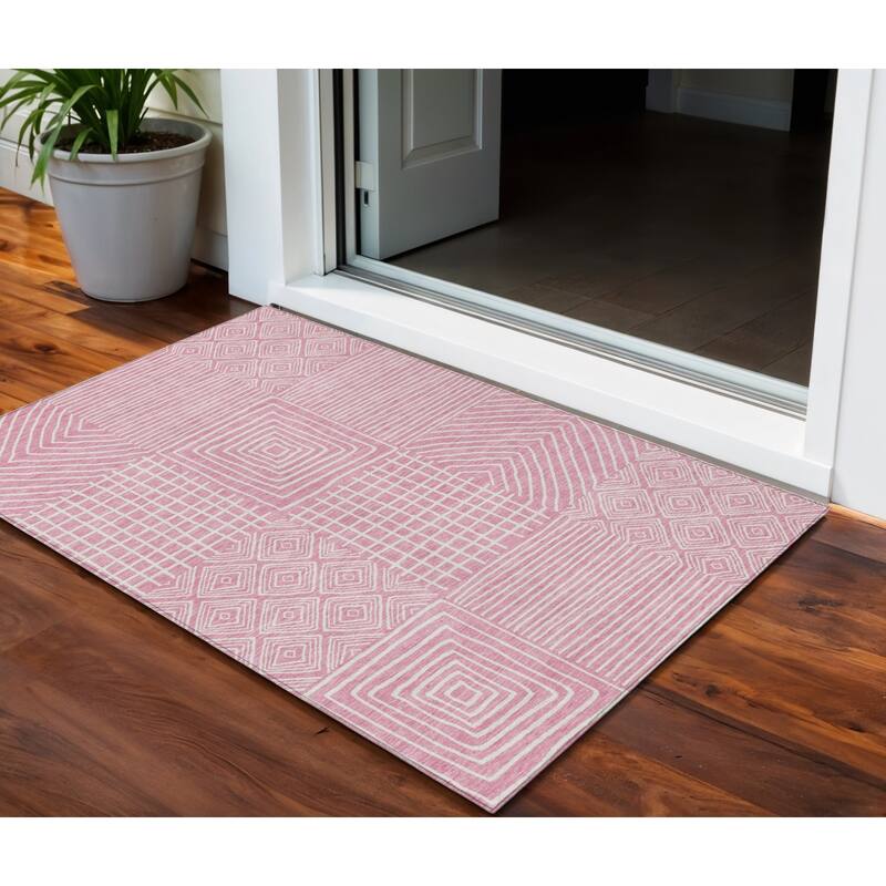 HomeRoots Geometric Transitional Rectangle Outdoor Rug - 3' x 5'