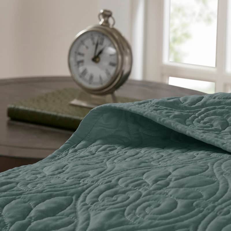 Madison Park Mansfield Reversible Oversized 3-piece Solid Texture Bedspread Quilt Set with Matching Shams