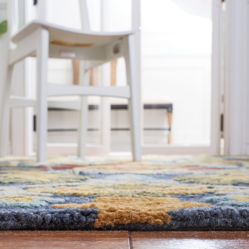 SAFAVIEH Fiorello Handmade Blossom French Country Wool Area Rug