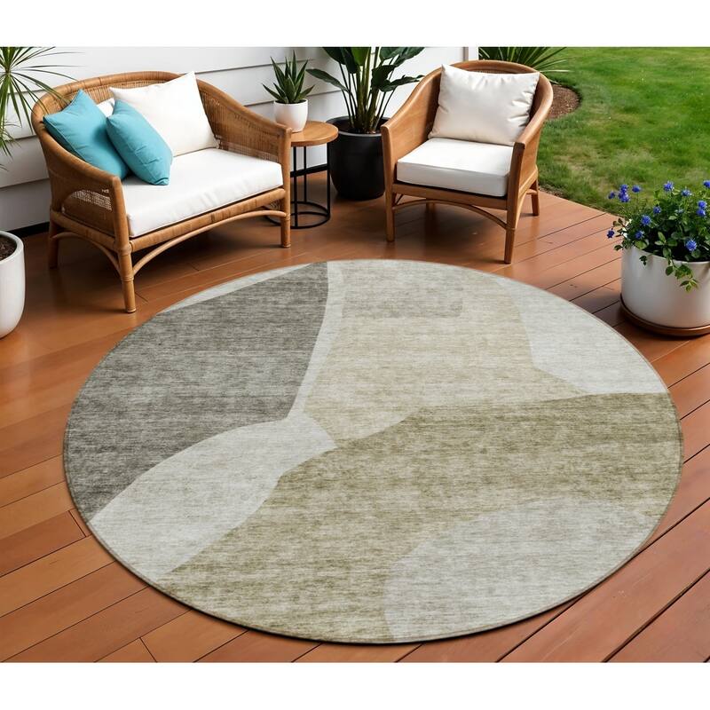 HomeRoots Abstract Transitional Rectangle Outdoor Rug - 8' Round