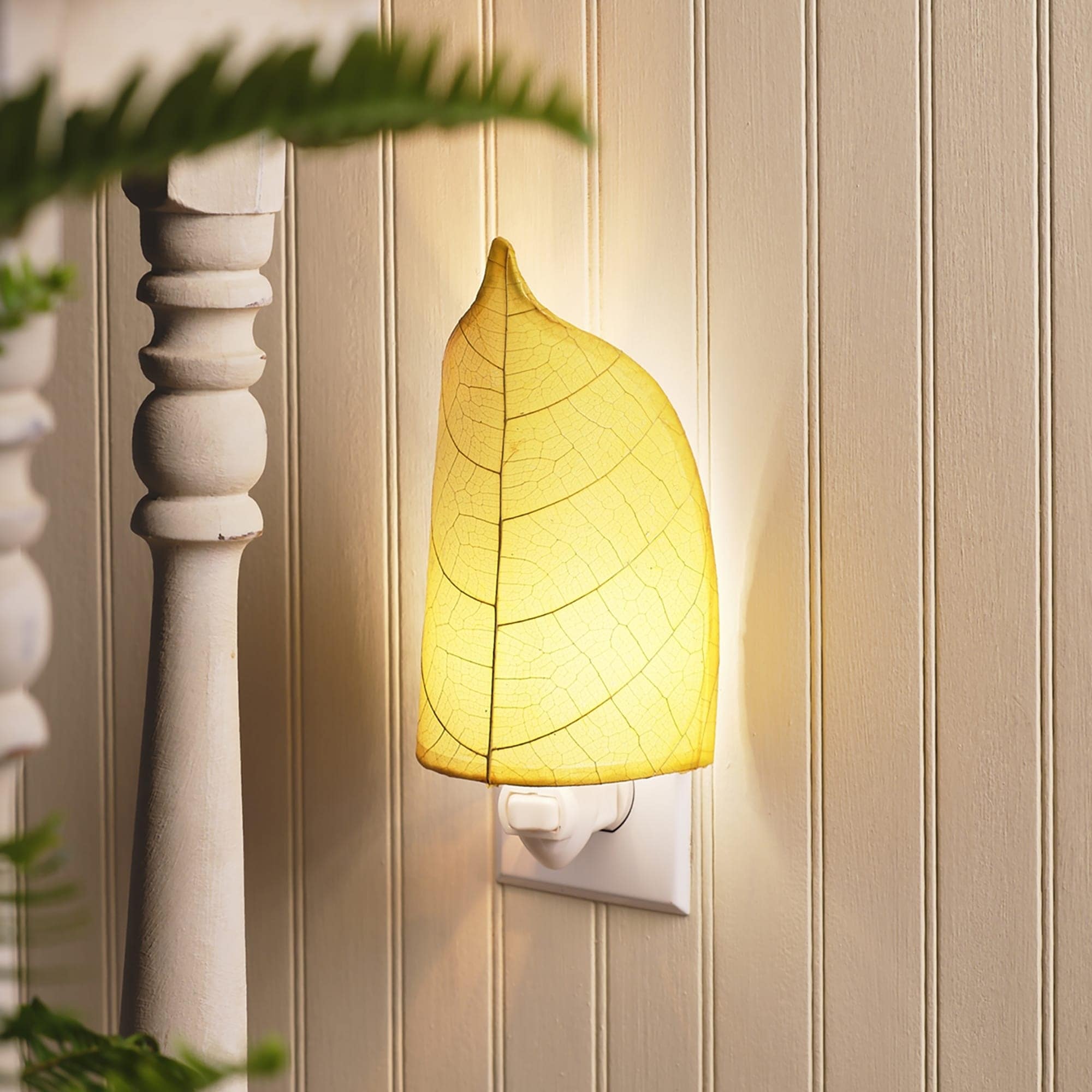 Eangee Handmade Leaf Nightlight, Cocoa Leaves Shade, 4 x 3 x 8 in. - 4 x 3 x 8