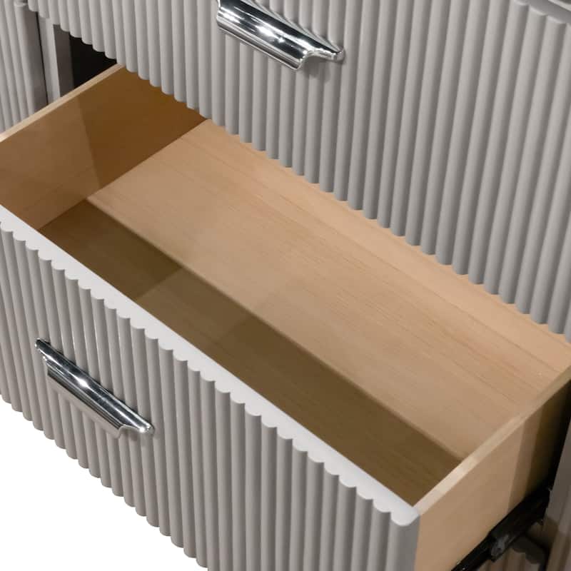 Furniture of America Seraphine Modern 3-Piece Light Grey Solid Wood Panel Bedroom Set with Fluted Headboard