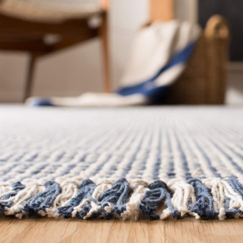 SAFAVIEH, Handmade Montauk Cliff Stripe Flatweave Cotton Fringe Rug