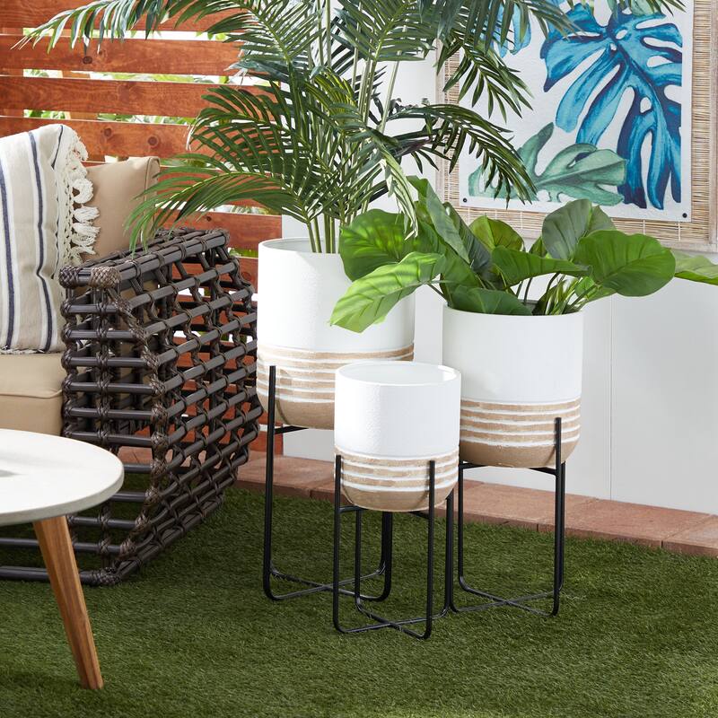 White Metal Indoor Outdoor Planter with Removable Stand (Set of 3) - 14 x 14 x 28Round