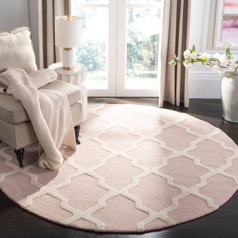 SAFAVIEH Handmade Cambridge Eirny Moroccan Trellis Wool Rug - 6' Round - Light Pink/Ivory