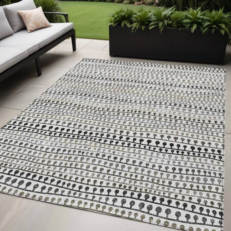 HomeRoots Striped Transitional Rectangle Outdoor Rug - 5' X 8'