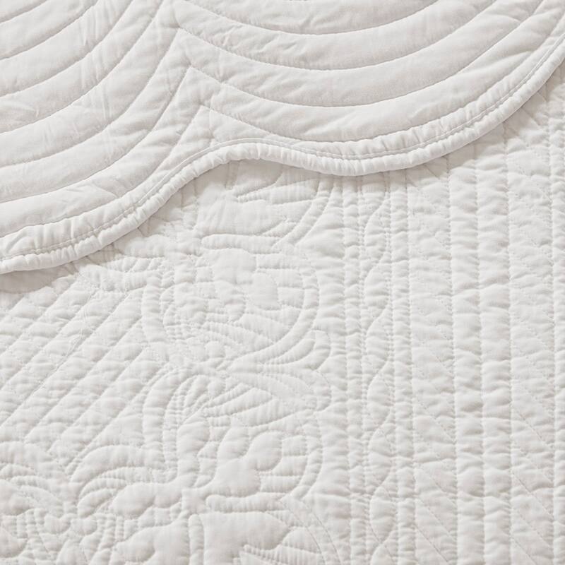 3 Piece Reversible Scalloped Edge Quilt Set White Full/Queen