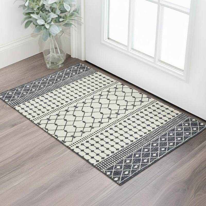 HomeRoots Geometric Modern, Contemporary Rectangle Area Rug - 3' X 5'