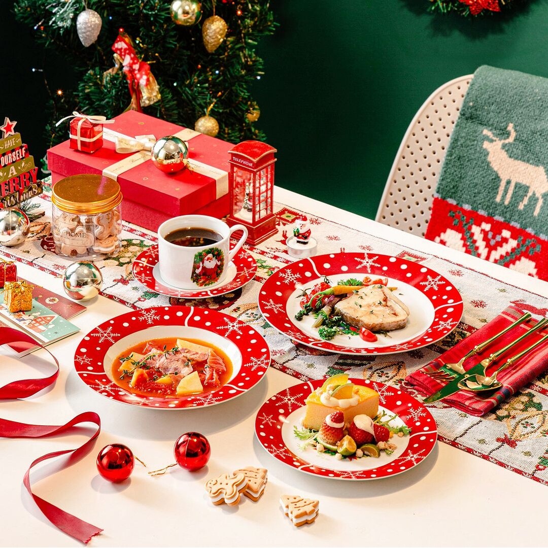 https://ak1.ostkcdn.com/images/products/is/images/direct/f2152463987c59a072ea7ca0fb20c102c79cb21b/VEWEET-Christmas-Series-Santa-Claus-Dinnerware-Set%2C-Service-for-6.jpg