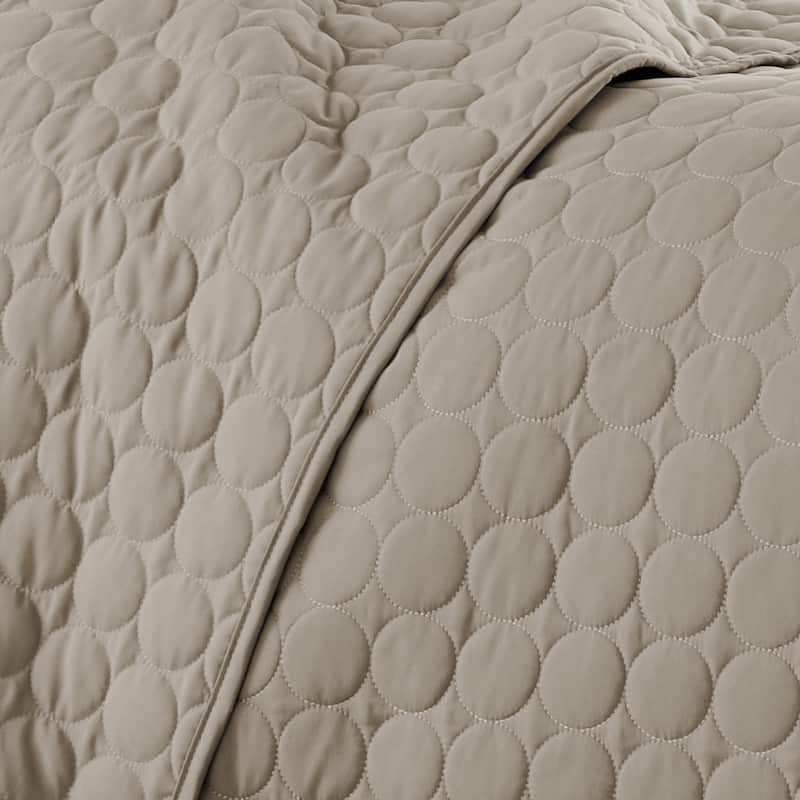 Vilano Ultra-Soft Lightweight 3-piece Quilt and Sham Set