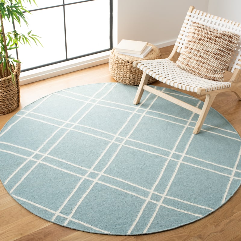 SAFAVIEH Handmade Flatweave Dhurries Preciosa Moroccan Wool Rug - 6' Round - Light Blue/Ivory