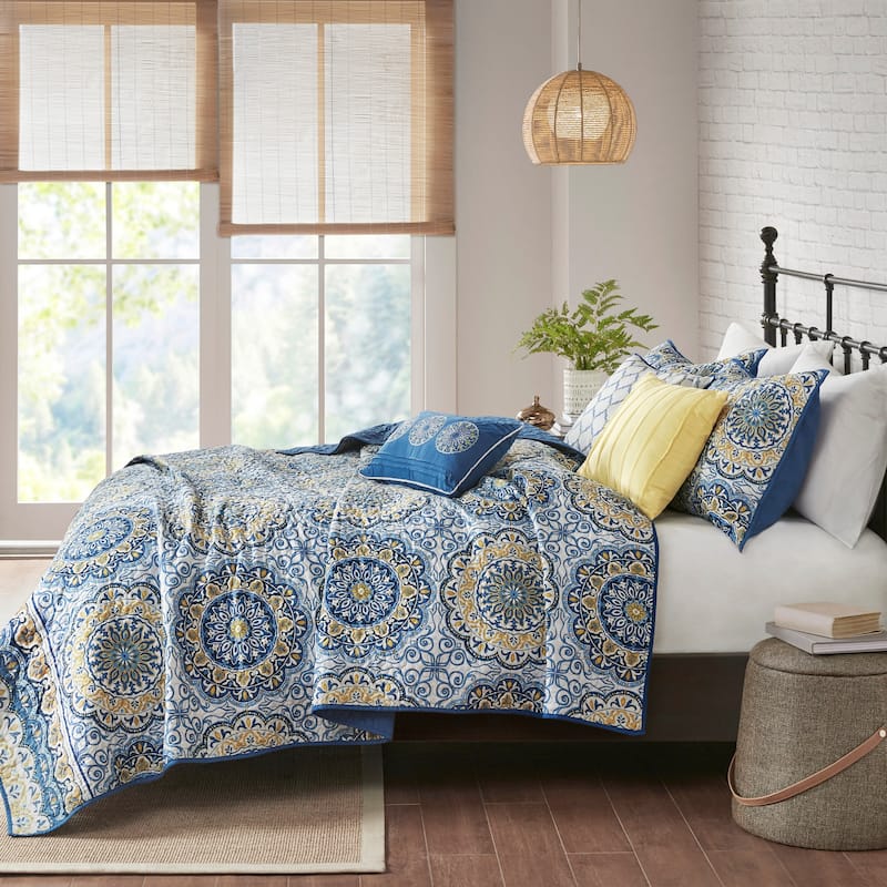 Madison Park Tangiers 6 Piece Reversible Quilt Set with Throw Pillows