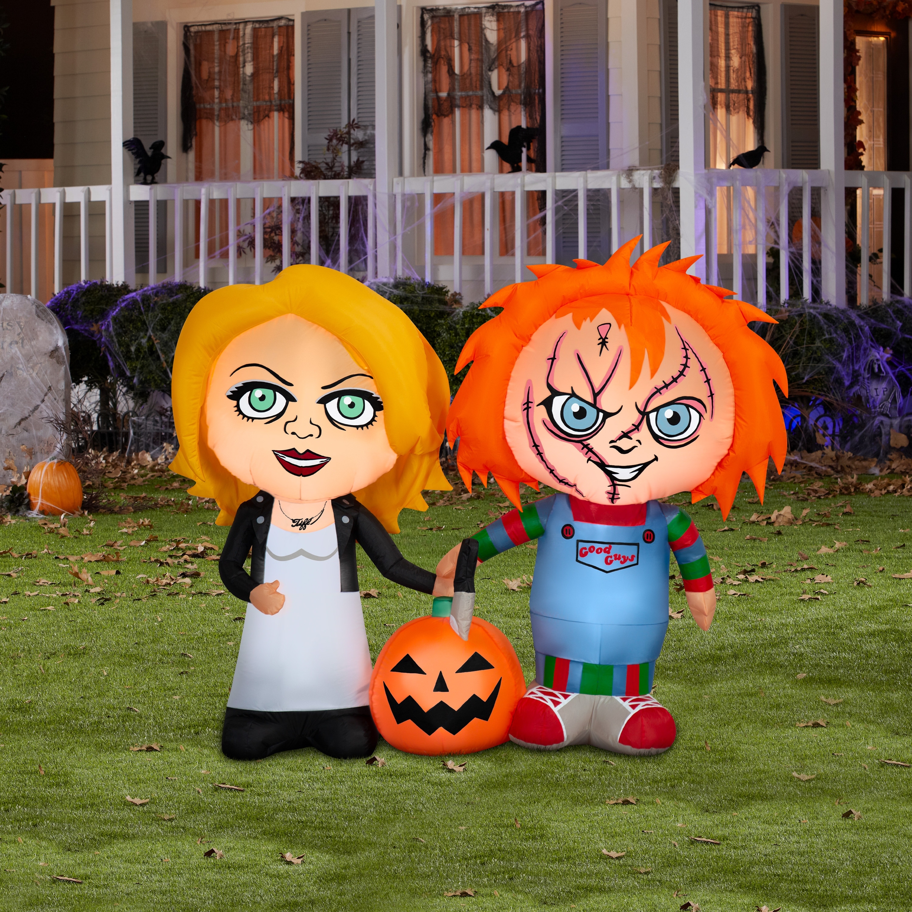 Universal Chucky and Tiffany Halloween Inflatable with Jack-o'-Lantern, 5-Ft Lighted Yard Decor