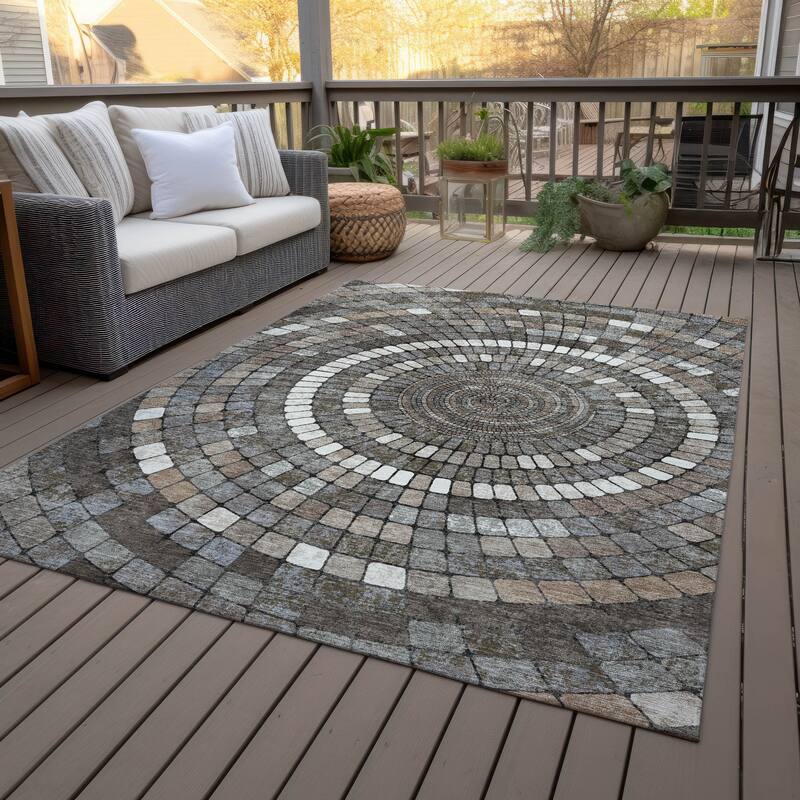 Machine Washable Indoor/Outdoor Contemporary Pinwheel Chantille Rug