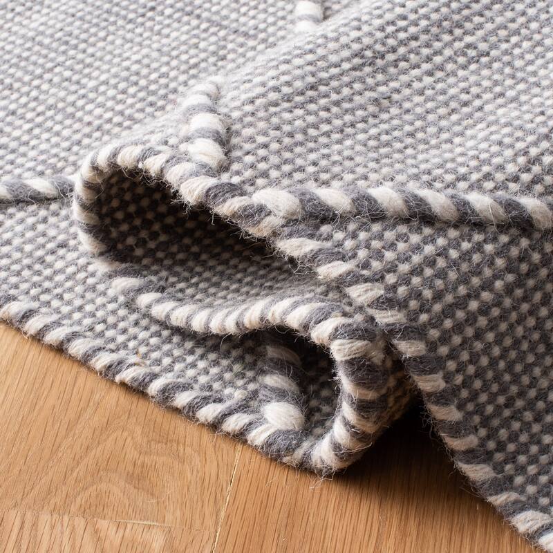 SAFAVIEH Handmade Casablanca Caty Moroccan Wool Tassel Rug
