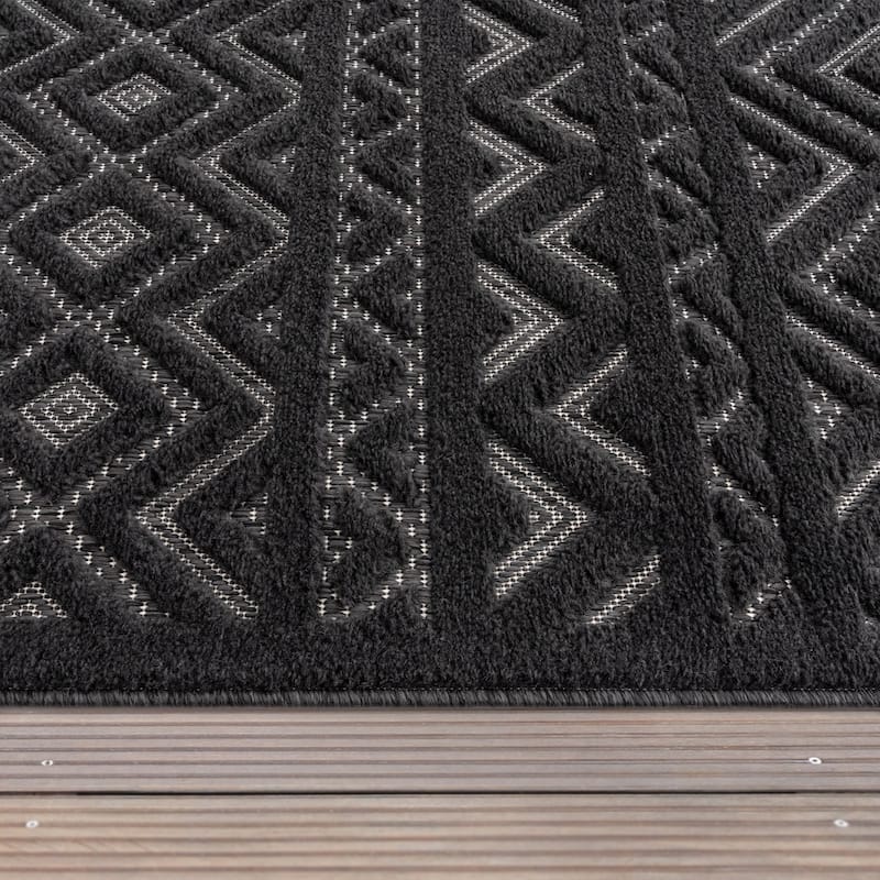 Indoor & Outdoor Rug With Boho Trellis High-Low Pattern