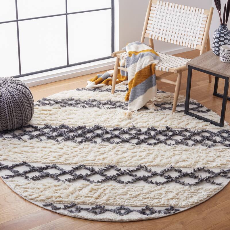 SAFAVIEH Handmade Casablanca Aneliya Tribal Wool Rug - 6' Round - Ivory/Dark Grey