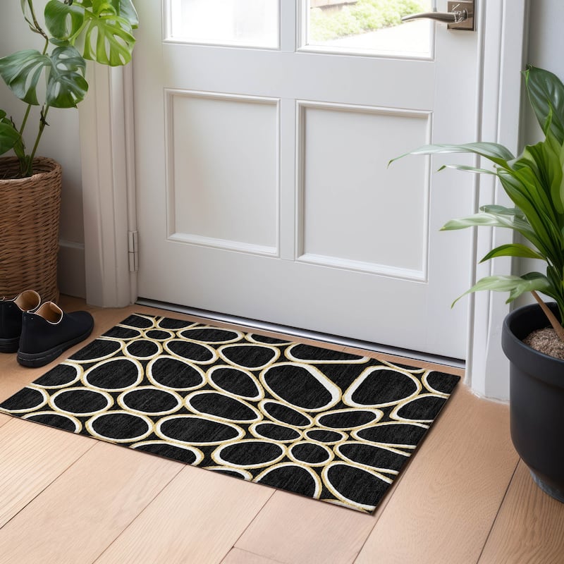 Machine Washable Indoor/ Outdoor Modern Bubbles Chantille Rug - Black - 1'8" x 2'6"