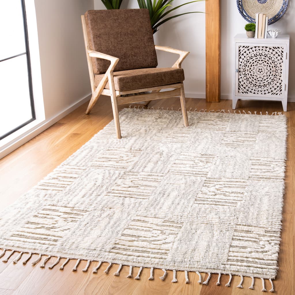 SAFAVIEH Hand-Knotted Manhattan Zlatica Wool Tassel Rug