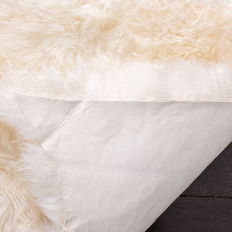 SAFAVIEH Handmade Natural Sheepskin Leanca 3.4-inch Thick Rug