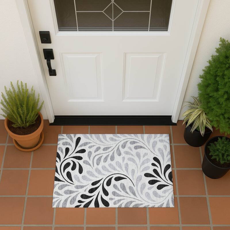 Machine Washable Indoor/ Outdoor Floral Arabesque Chantille Rug - Ivory - 1'8" x 2'6"