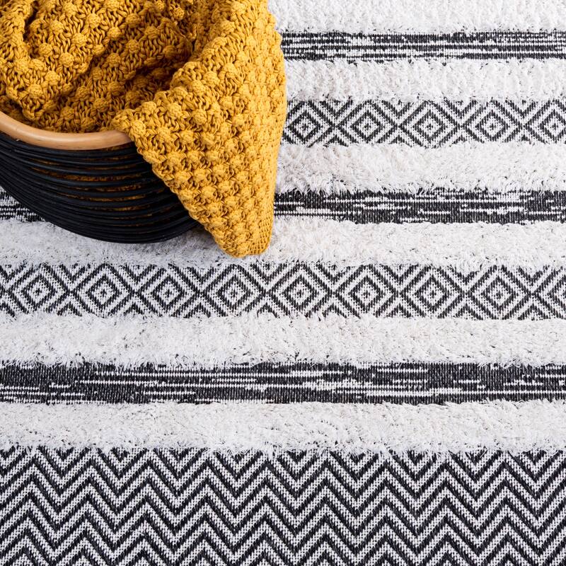 SAFAVIEH Augustine Zoulikha Stripe Fringe Rug