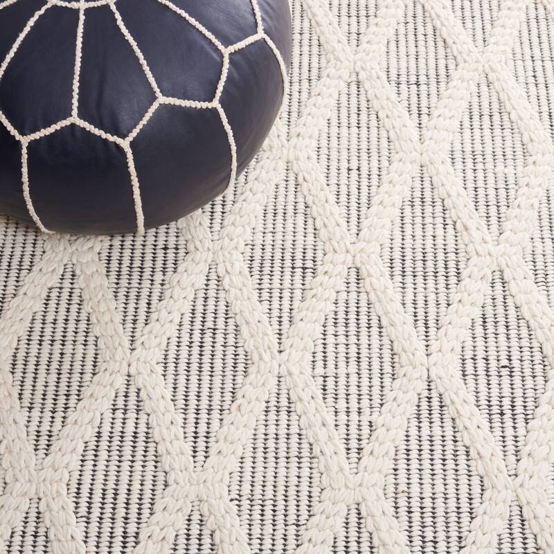 SAFAVIEH Handmade Natura Geerlien Rustic Trellis Wool Rug