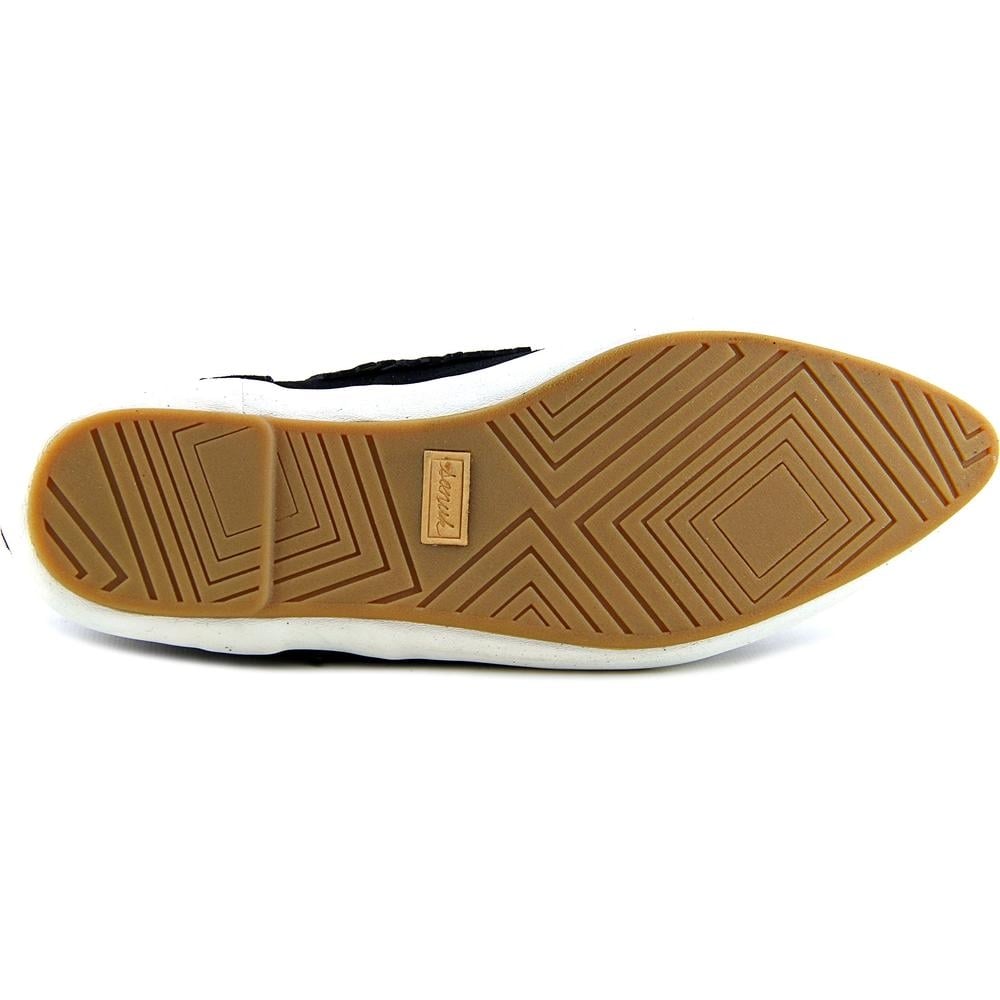 sanuk pointed toe shoes