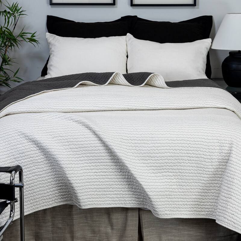 Jade Quilt, Ivory/Charcoal, King