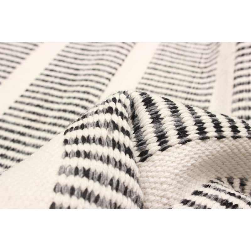 Sienna Black, White Rug 5'3" x 7'7" - 5'3 x 7'7