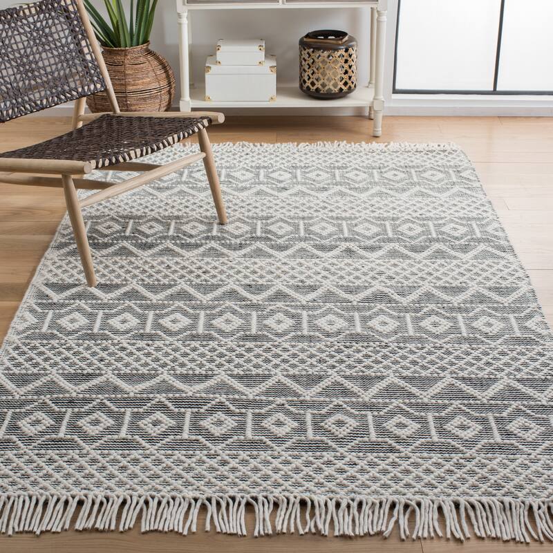 SAFAVIEH Handmade Natura Laimute Wool Fringe Rug - 4' x 6' - Ivory/Black