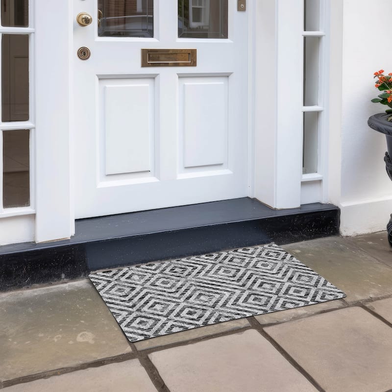 Machine Washable Indoor/ Outdoor Chantille Diamond Geo Rug - Black - 1'8" x 2'6"